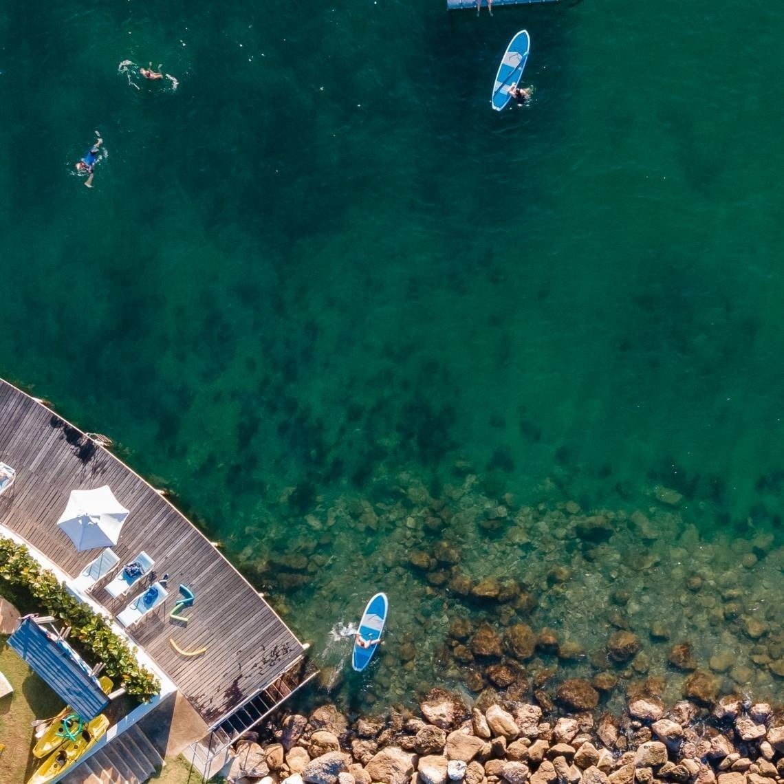 una habitación de hotel con una cama king size