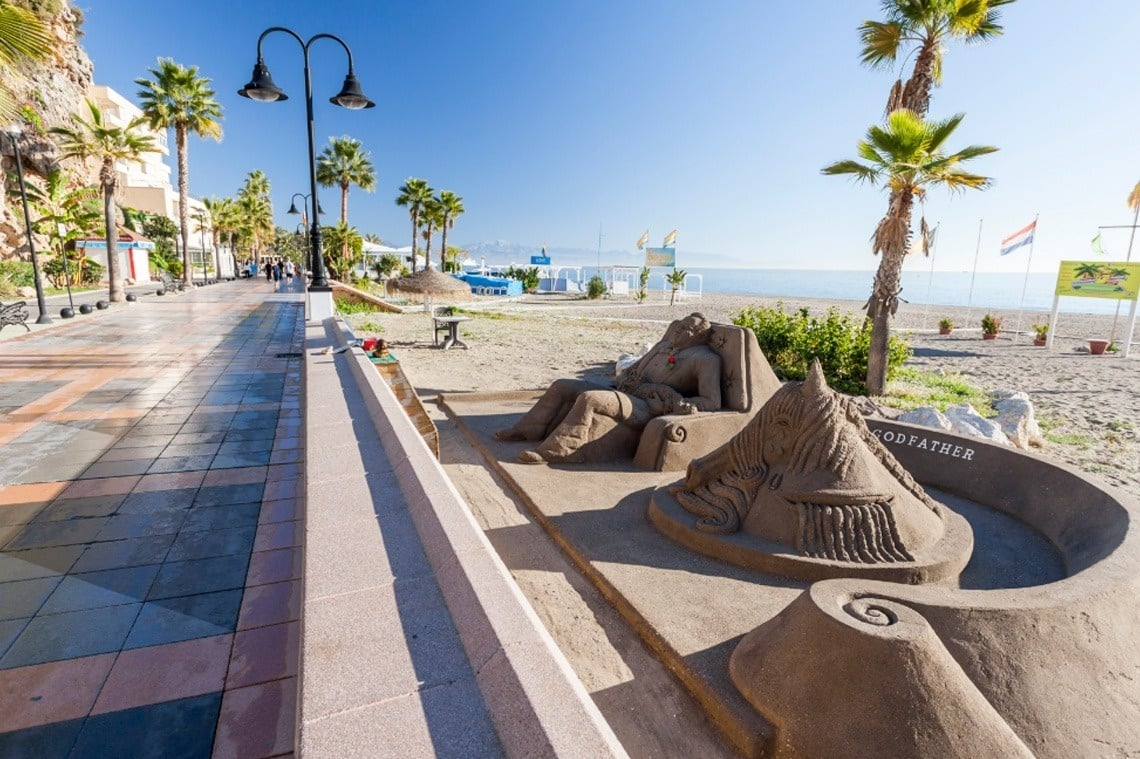 una escultura de arena con la palabra padrino escrita en el medio