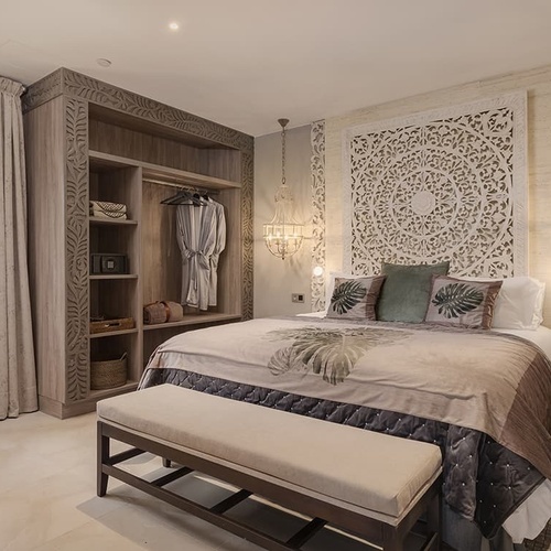 ein Schlafzimmer mit einem Bett und einem Stuhl