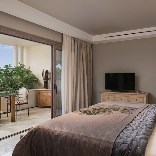 ein Schlafzimmer mit einem Bett und einem Fernseher