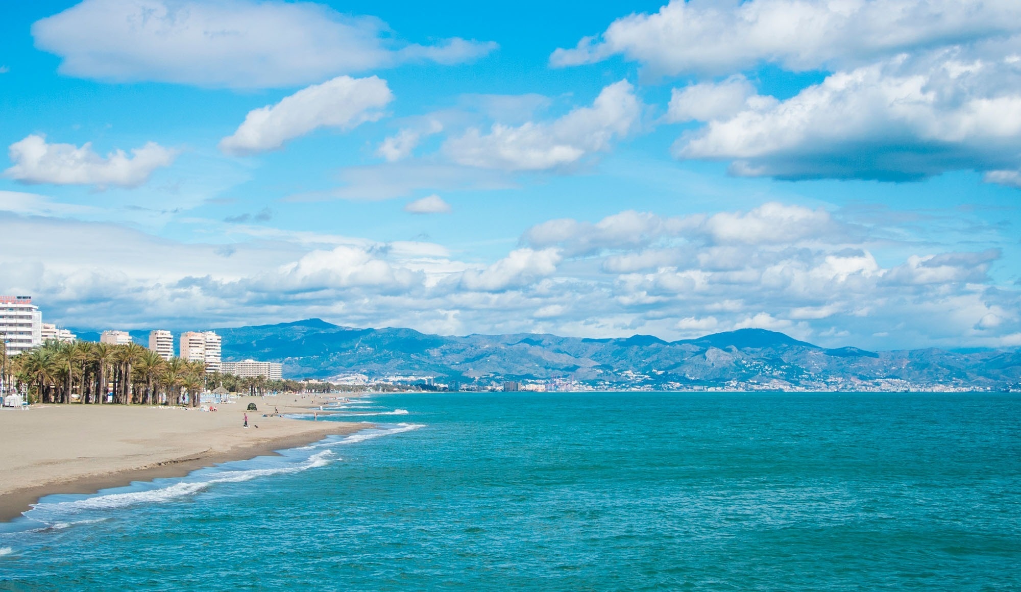 una playa con montañas en el fondo