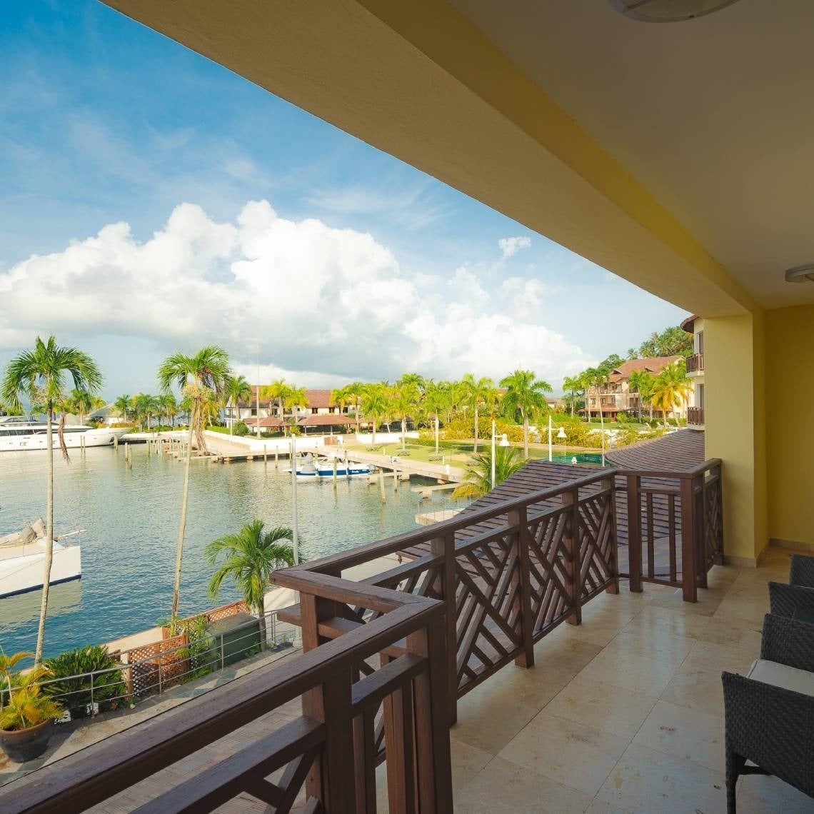 un cartel que dice entre dos aguas con una piscina al fondo