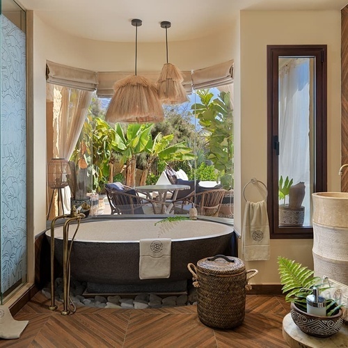 ein Badezimmer mit einer Badewanne und einem Waschbecken