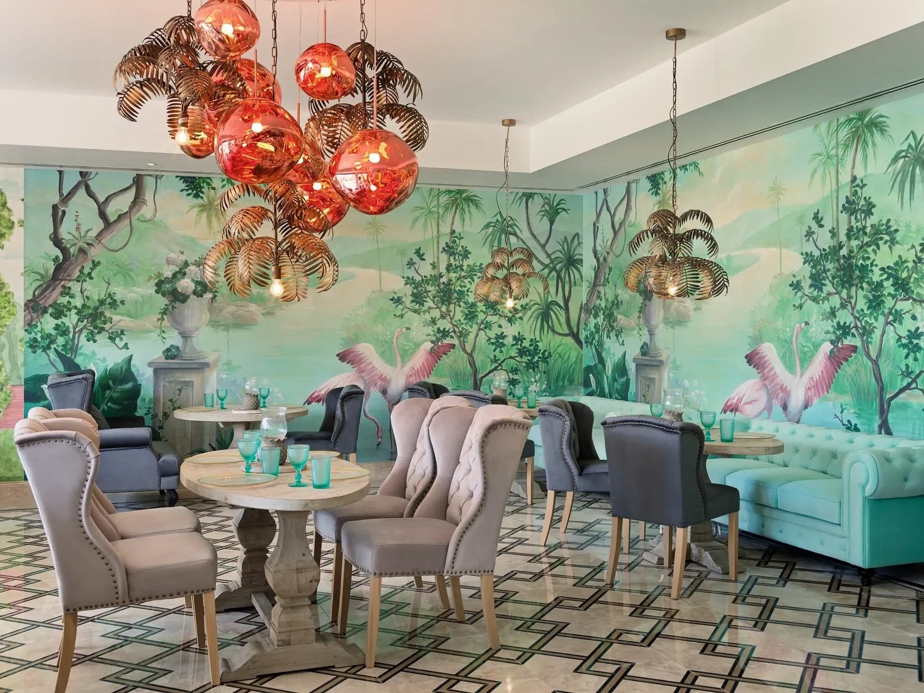 une salle à manger avec des flamants roses sur les murs