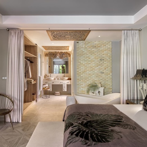 ein Hotelzimmer mit einem Bett und einem Badezimmer