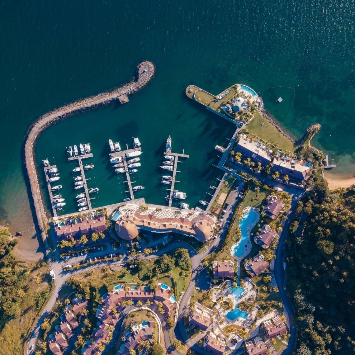 la entrada al hotel angela con escaleras y una puerta giratoria