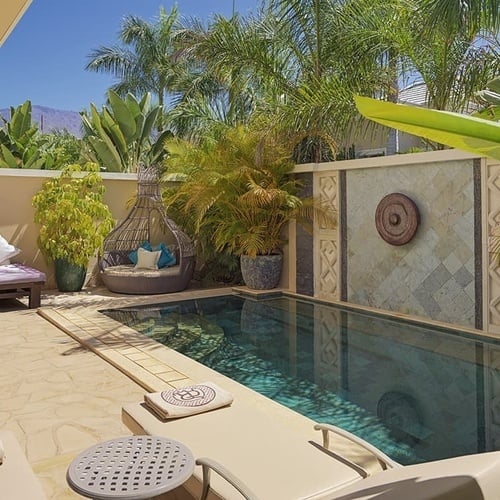 ein kleines schwimmbad mit einer couch davor