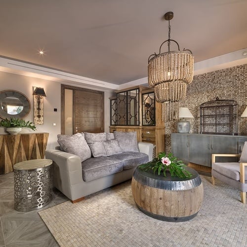 ein Wohnzimmer mit einem Couchtisch und einem Stuhl