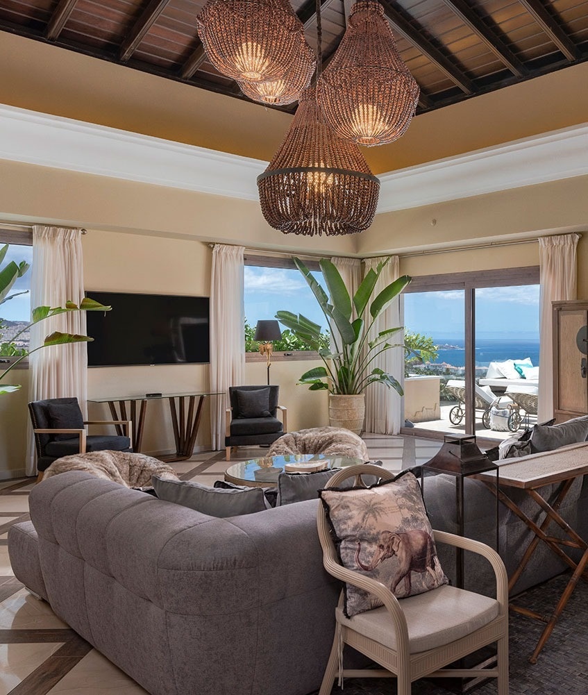 una mujer con sombrero se sienta en el borde de una piscina infinita