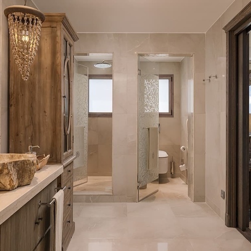 ein Badezimmer mit zwei Waschbecken und einer Dusche