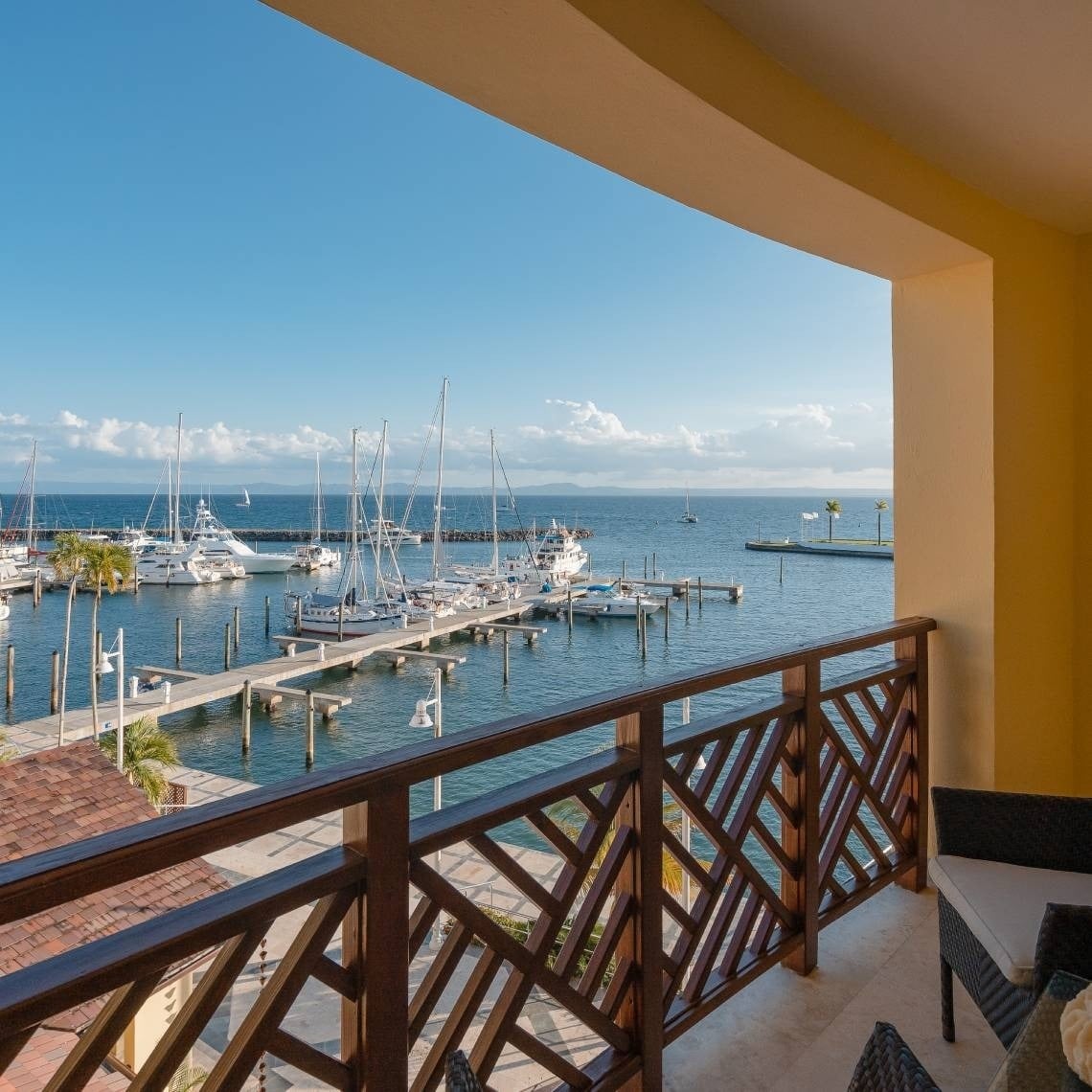 un desayuno con fresas , queso , nueces y un vaso de jugo de naranja