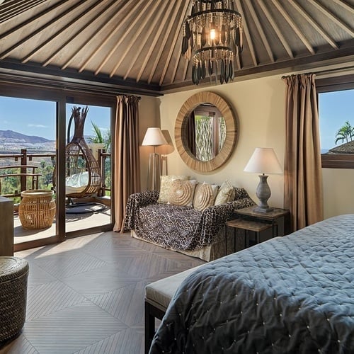 ein Schlafzimmer mit einer Couch und einem Fernseher