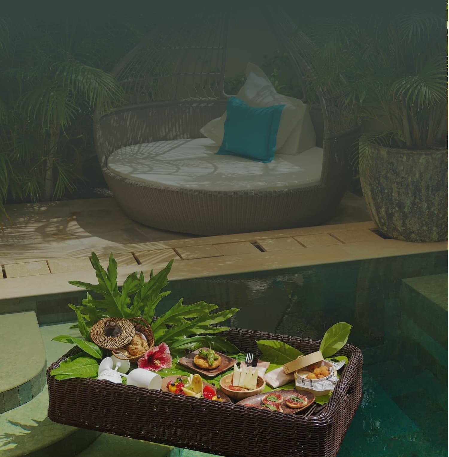 ein großer Swimmingpool mit einem Bett darauf