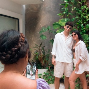 una mujer toma una foto de un hombre y una mujer