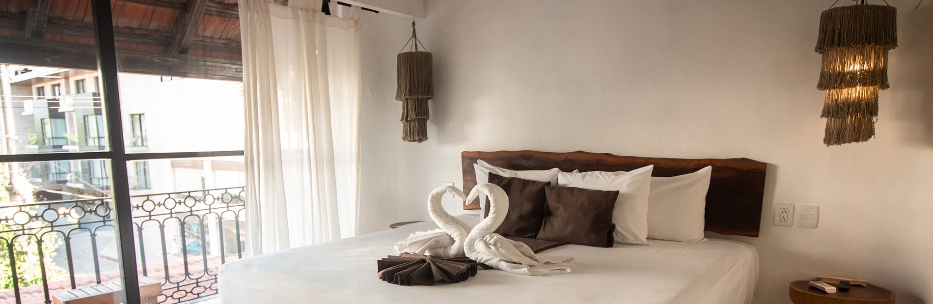 una cama con dos cisnes en forma de corazón encima de ella