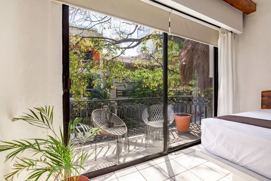 un dormitorio con dos camas y un armario