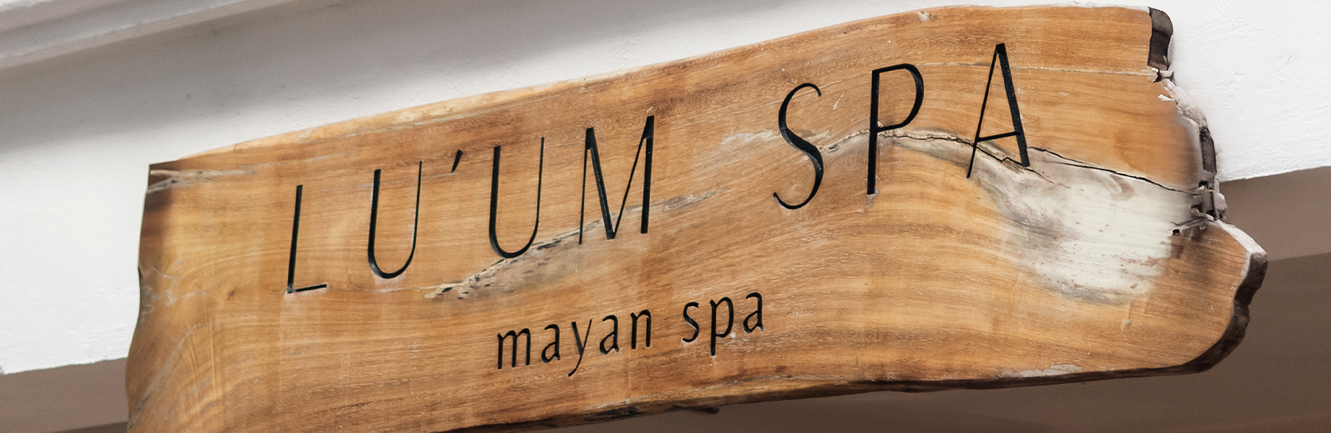 un letrero de madera que dice lulum spa mayan spa