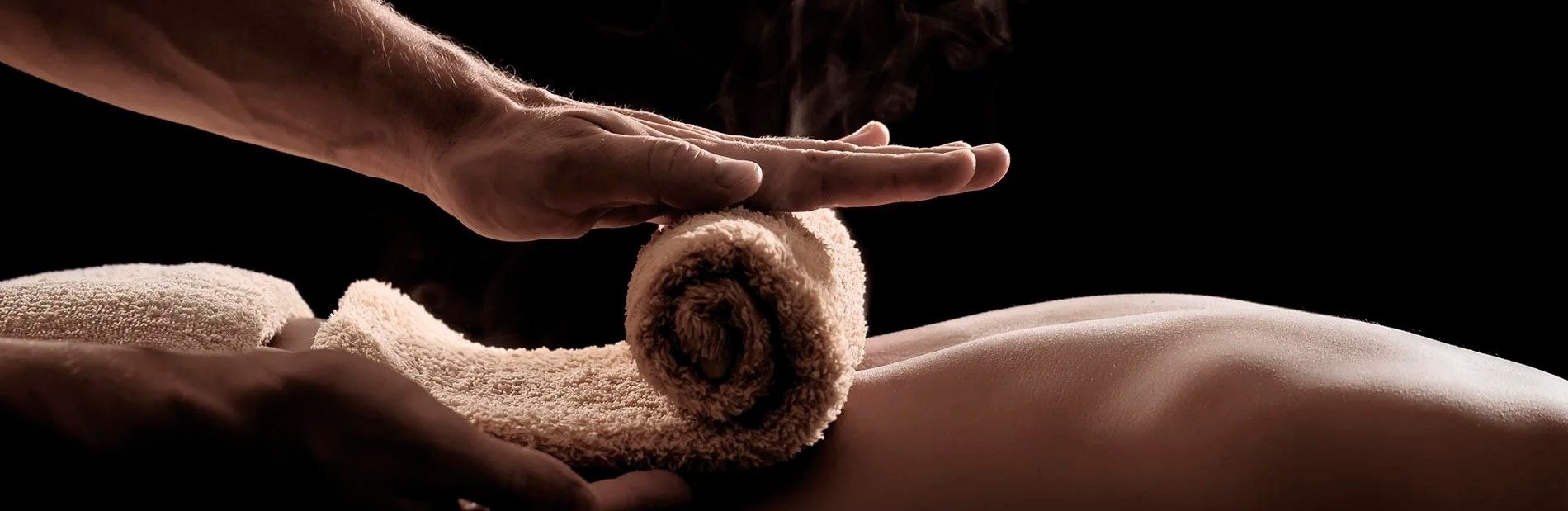 un hombre está dando un masaje a una mujer con una toalla