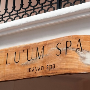 un letrero de madera que dice luum spa mayan spa
