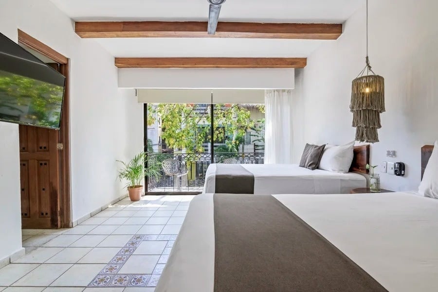 una habitación de hotel con dos camas y una televisión