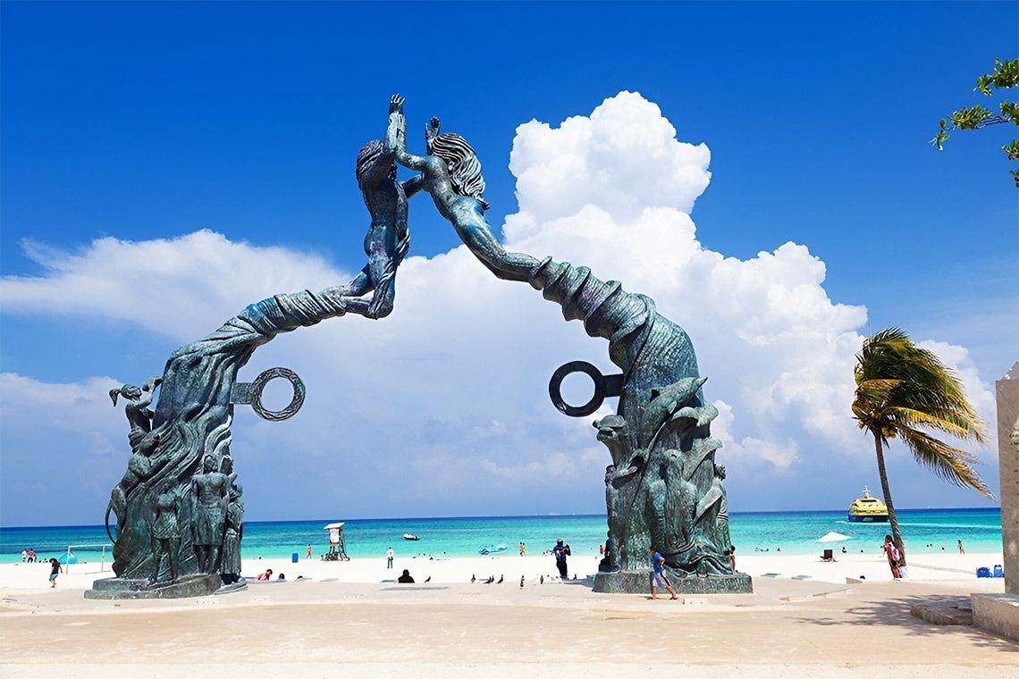 dos mujeres bucean en el océano con trajes de neopreno y máscaras