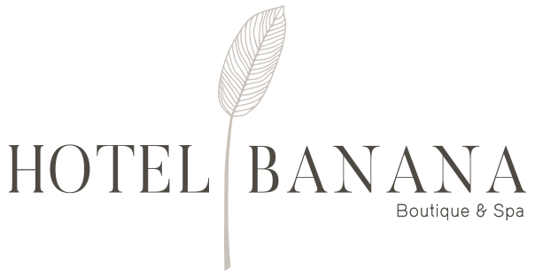 un logotipo para el hotel banana con una pluma en el medio