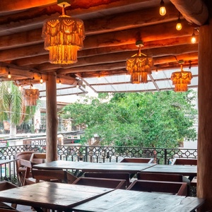 un restaurante con mesas y sillas y una farmacia en el fondo