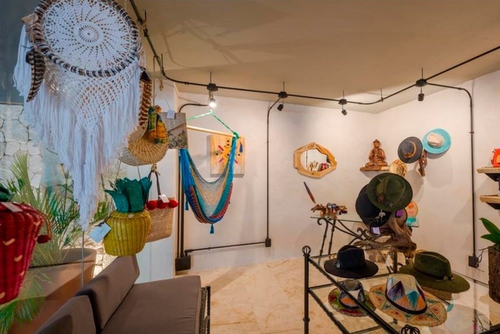 una habitación llena de sombreros y un atrapasueños