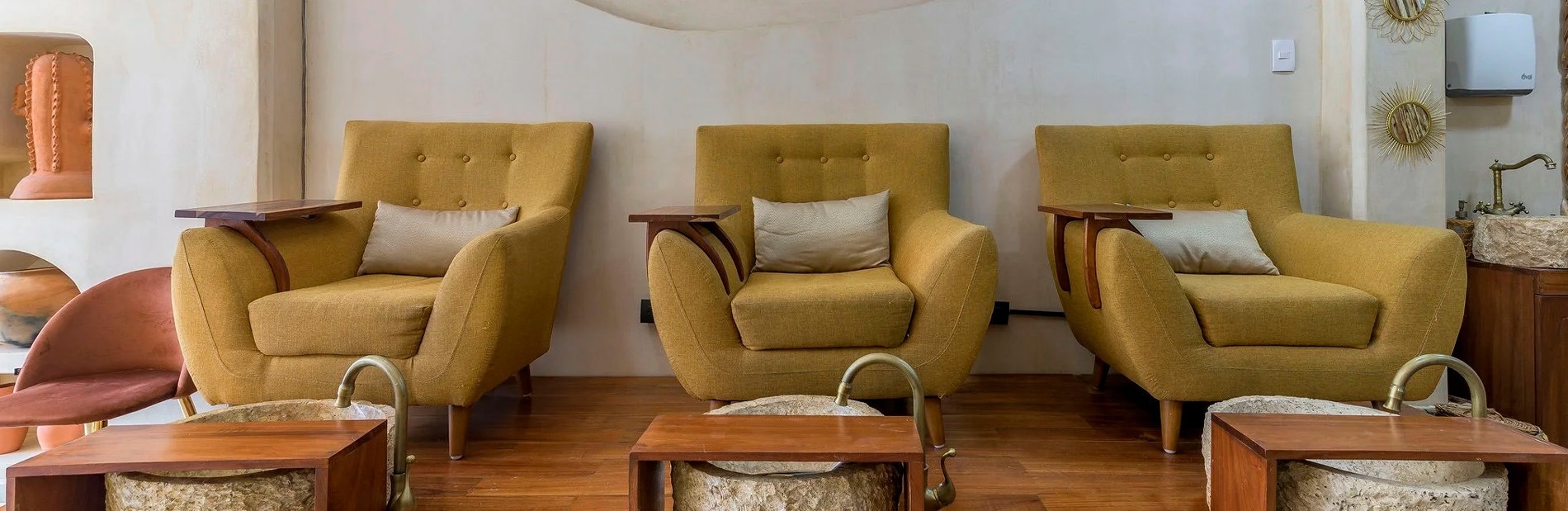 tres sillas amarillas están alineadas una al lado de la otra