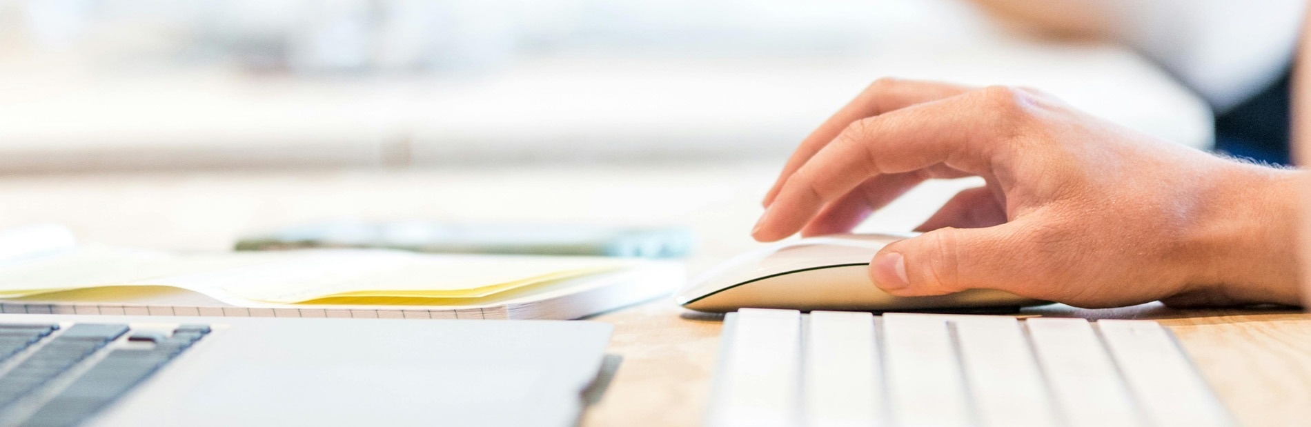 un primer plano de una persona usando un ratón de computadora