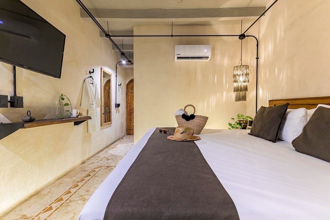 una habitación de hotel con una cama y una televisión