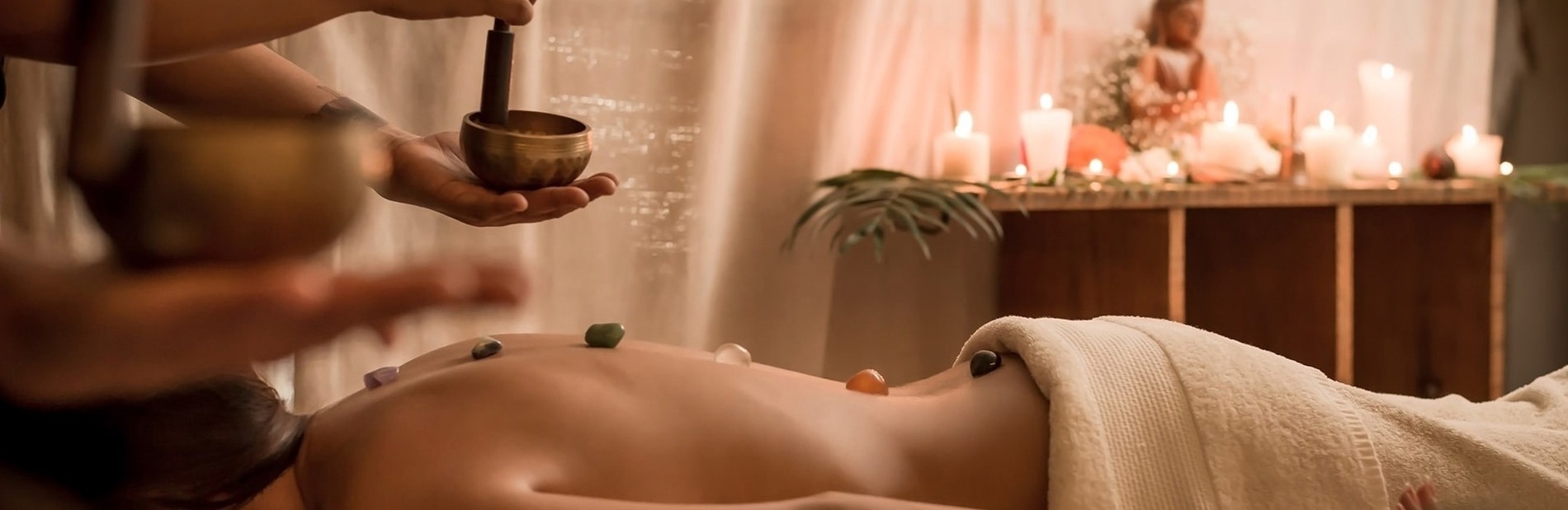 un letrero de madera que dice lulum spa mayan spa