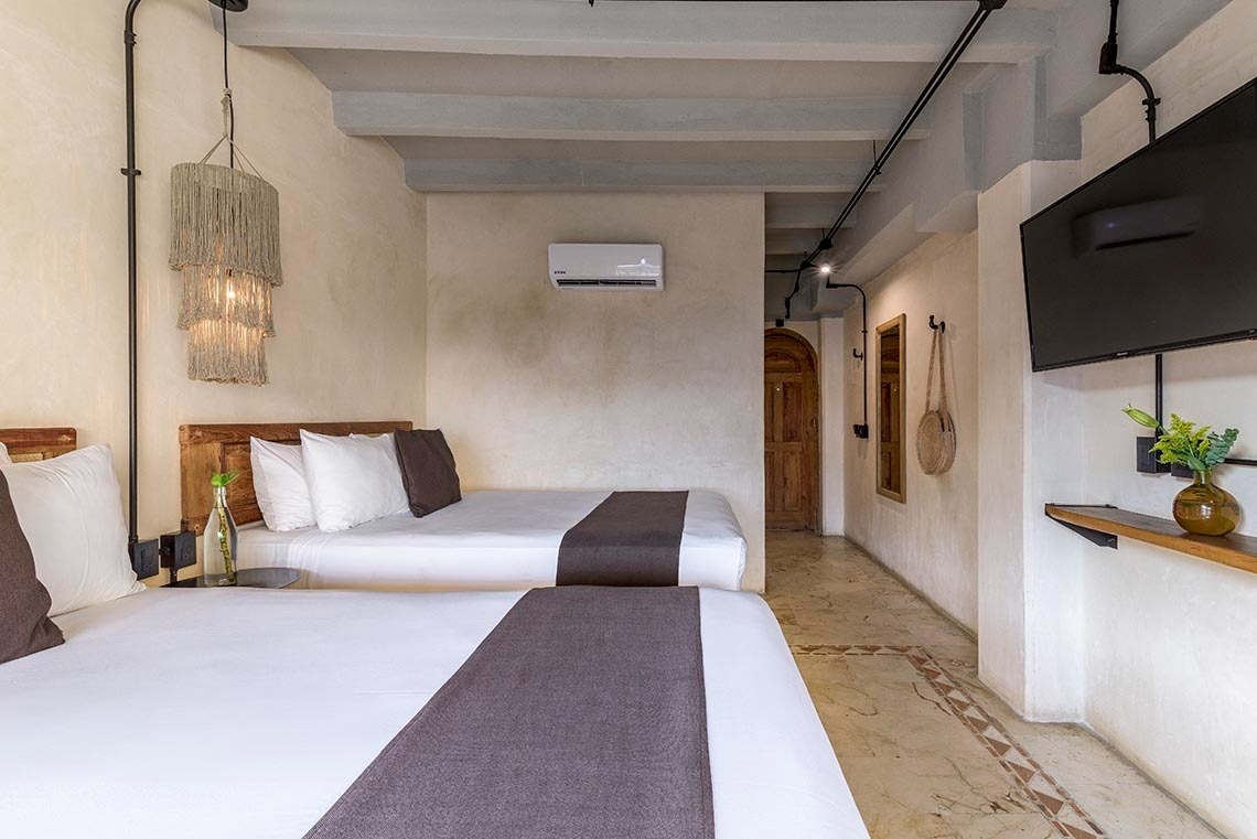 una habitación de hotel con dos camas y una televisión