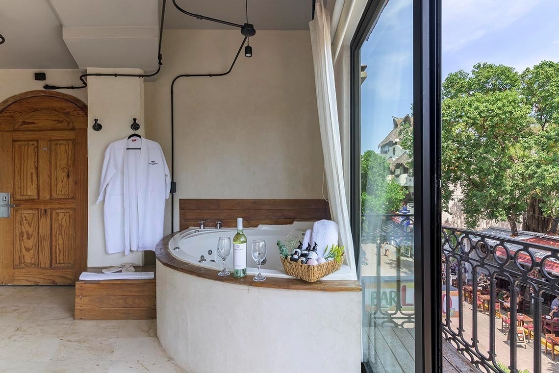 una bañera con una botella de vino y dos copas de vino