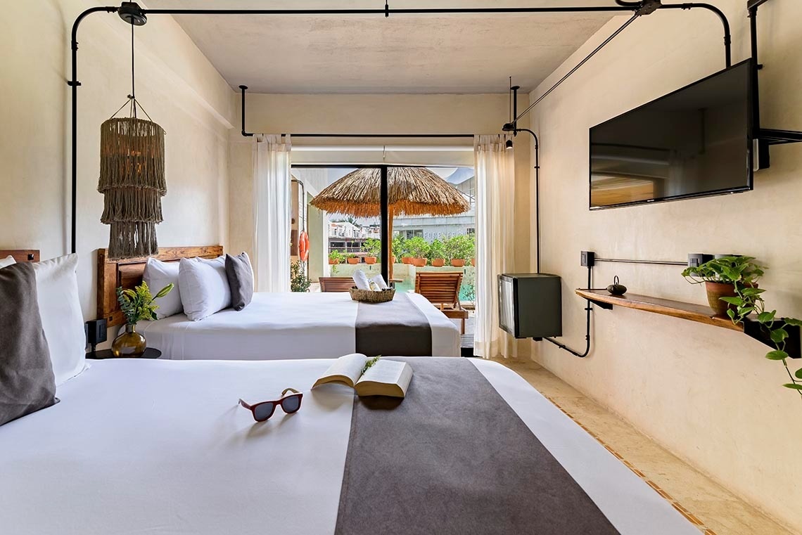 una habitación con dos camas y una televisión