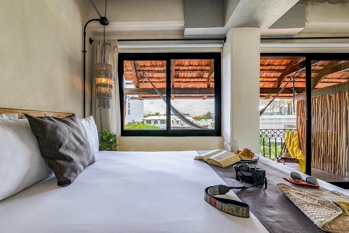 una cama con un libro y una cámara encima