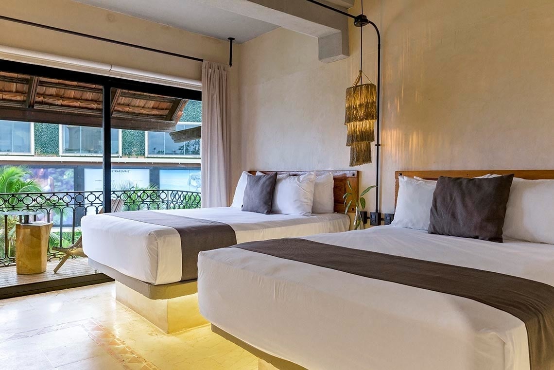 una habitación de hotel con dos camas y una gran ventana