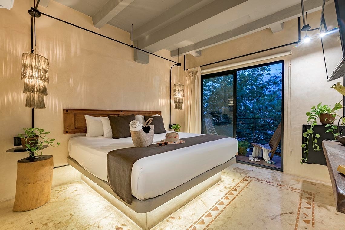 una habitación con una cama y una puerta de vidrio