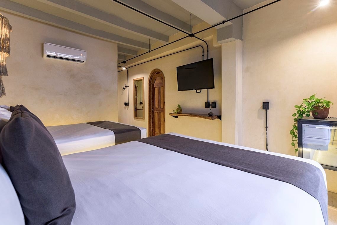 una habitación de hotel con dos camas y una televisión