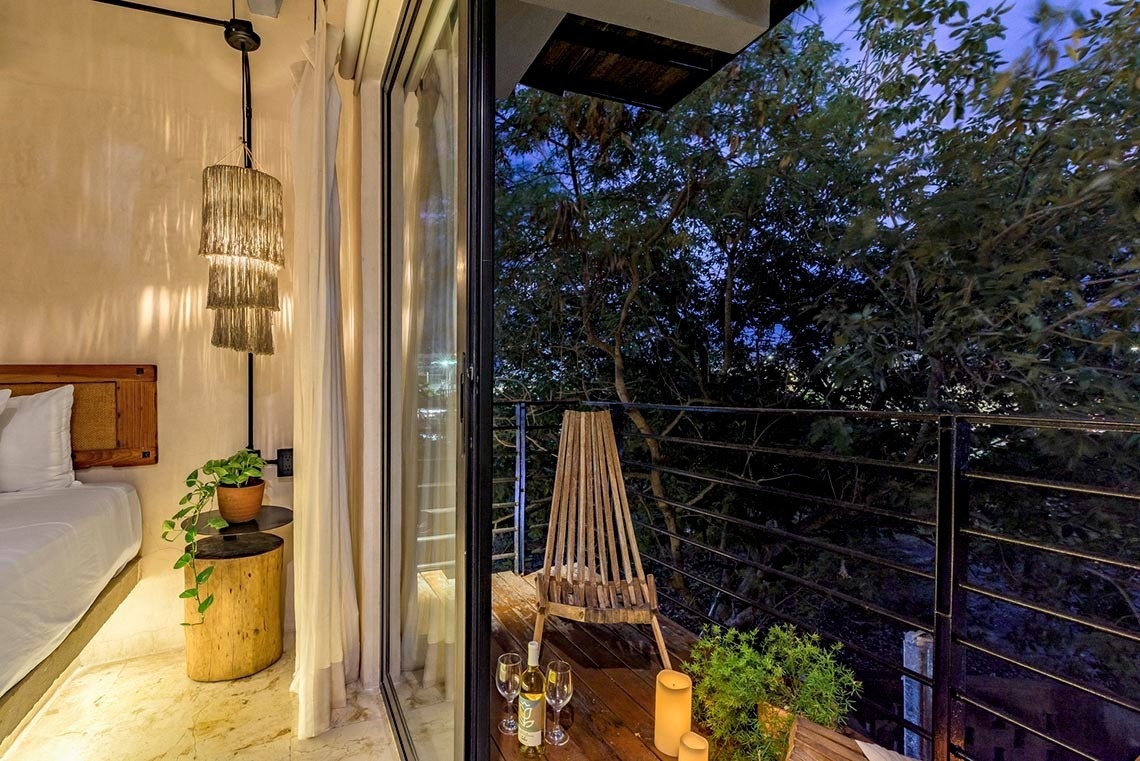 un balcón con una silla y copas de champán