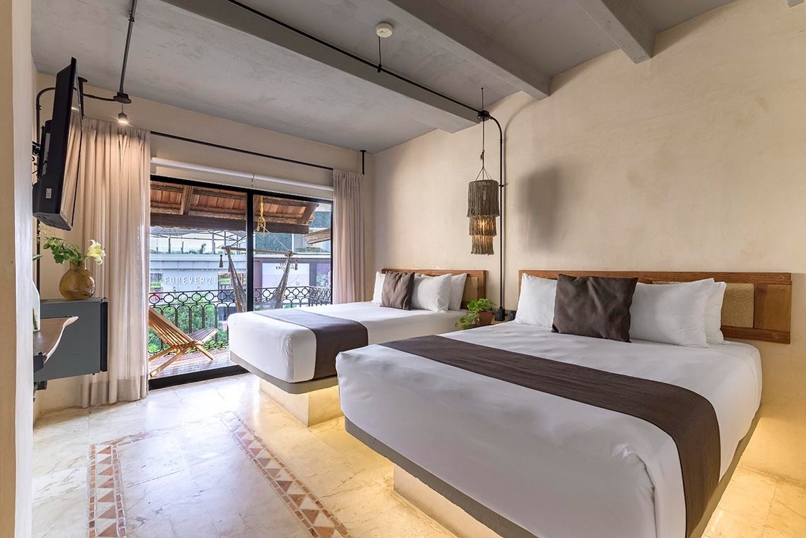 una habitación de hotel con dos camas y una televisión