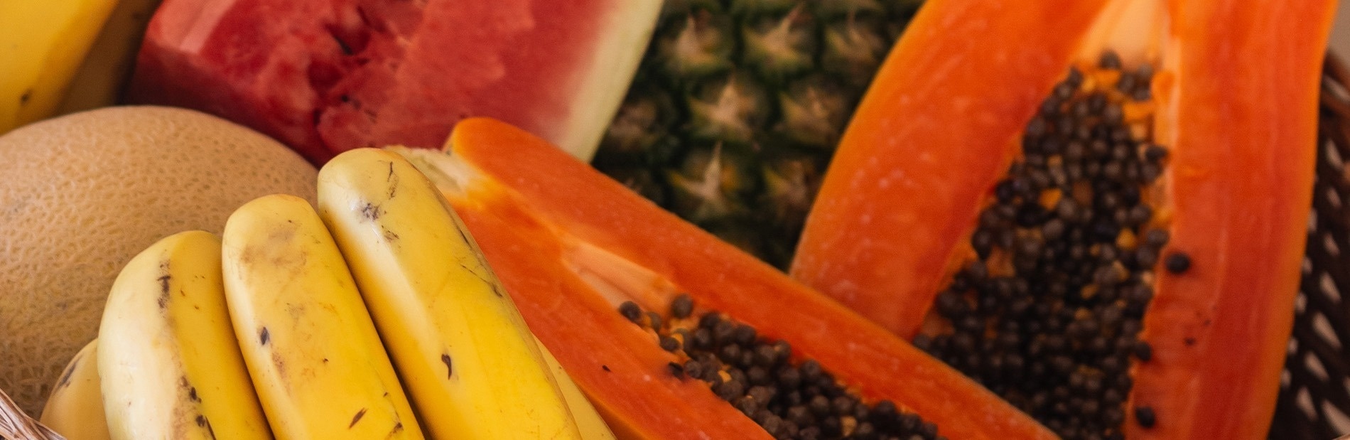 un letrero de madera que dice lulum spa mayan spa