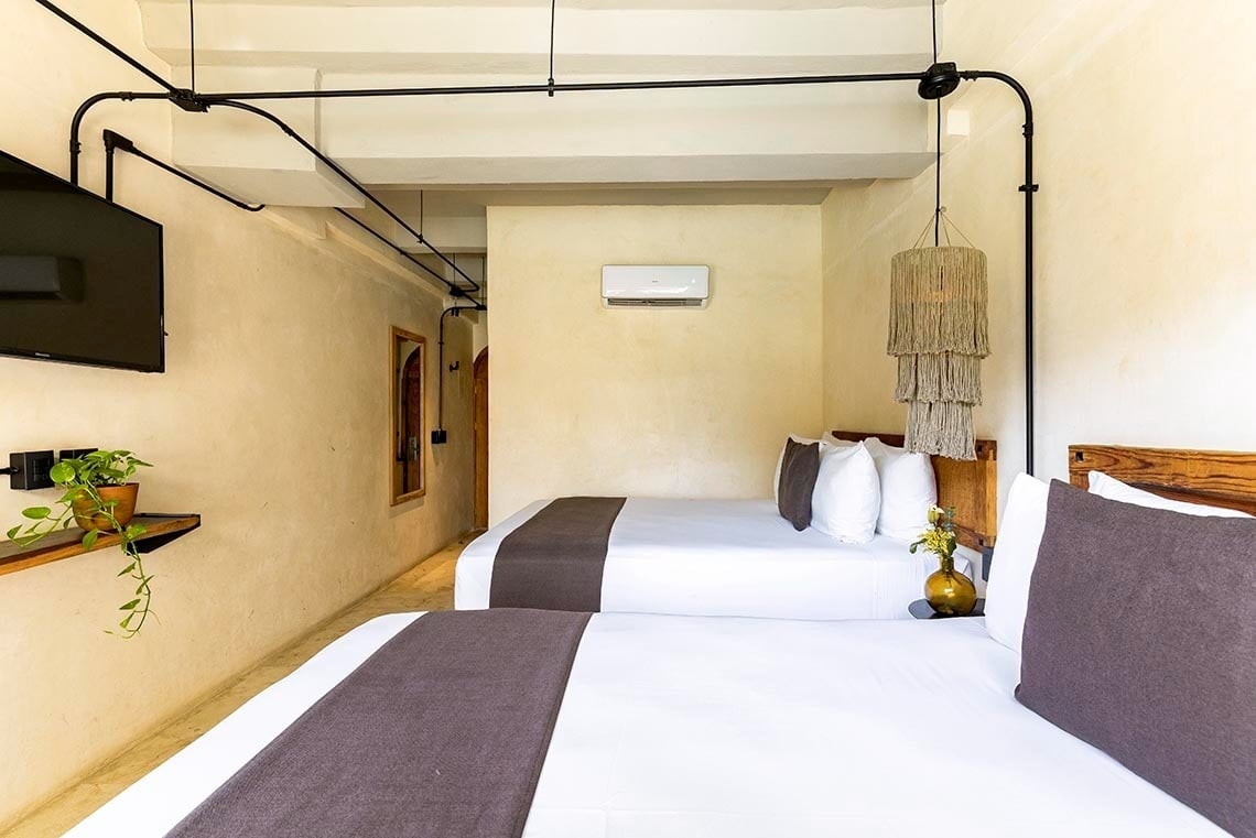 una habitación con dos camas y una televisión