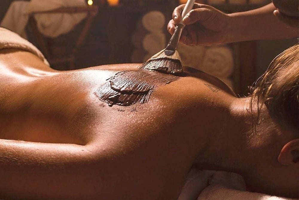 un hombre está dando un masaje a una mujer con una toalla