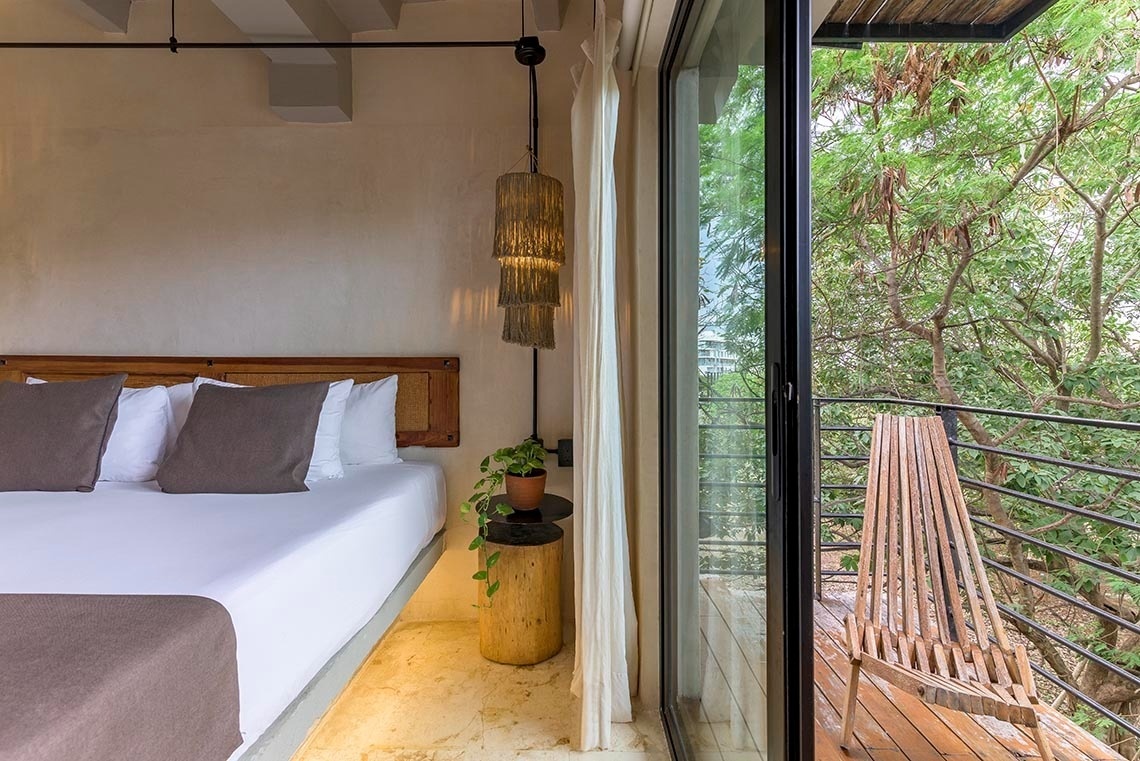 una habitación con una cama y una silla de madera