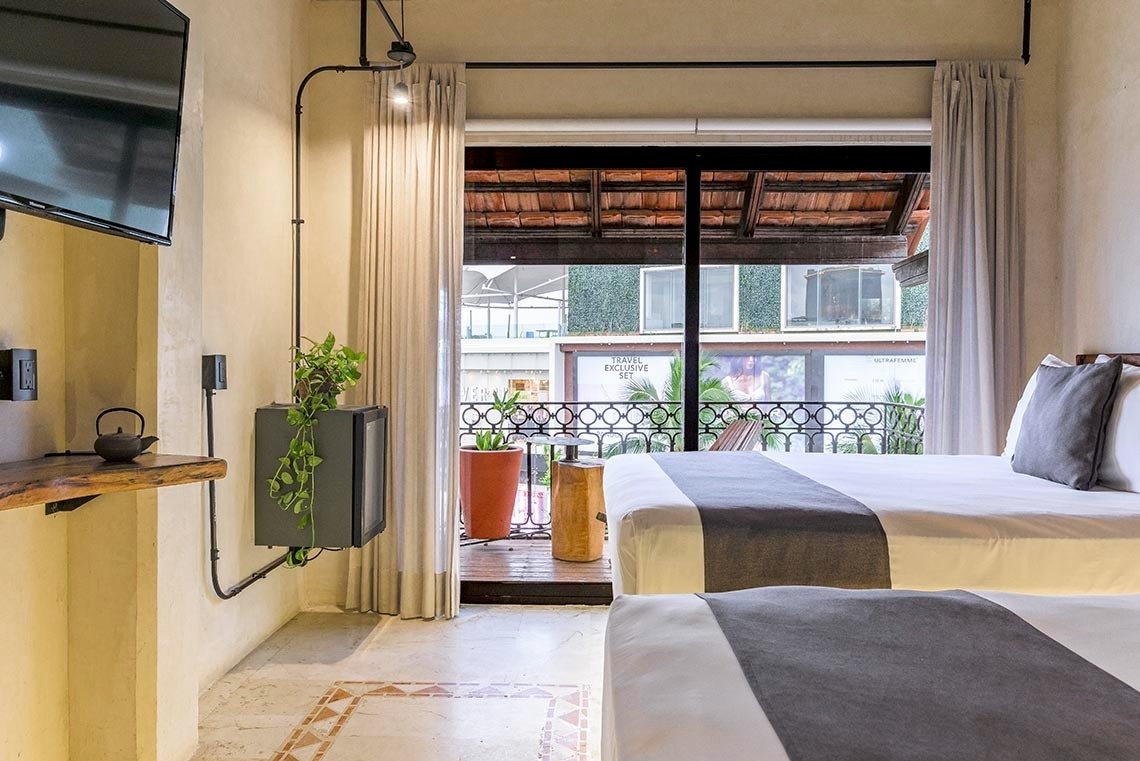 una habitación de hotel con dos camas y una televisión