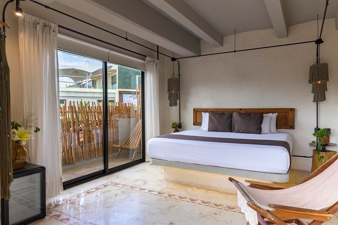 una habitación de hotel con dos camas y una televisión