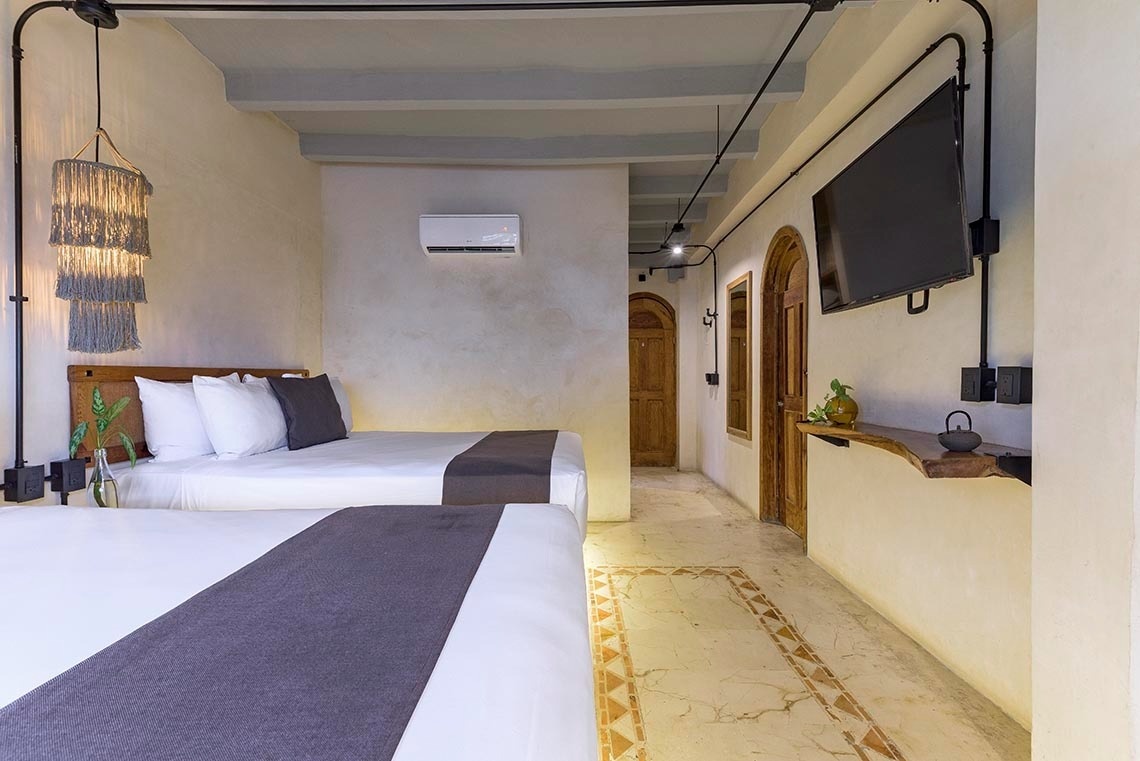 una habitación de hotel con dos camas y una televisión