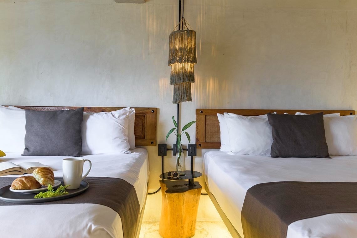 dos camas en una habitación con una bandeja de comida en la cama