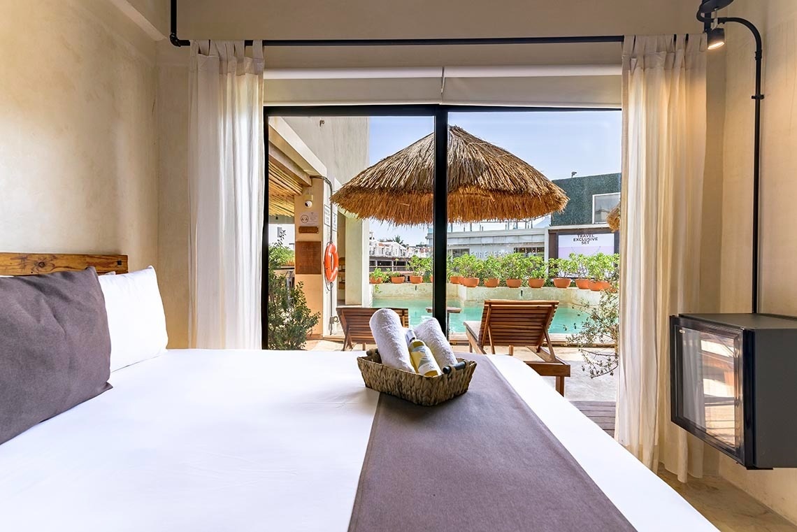 una habitación de hotel con dos camas y una televisión